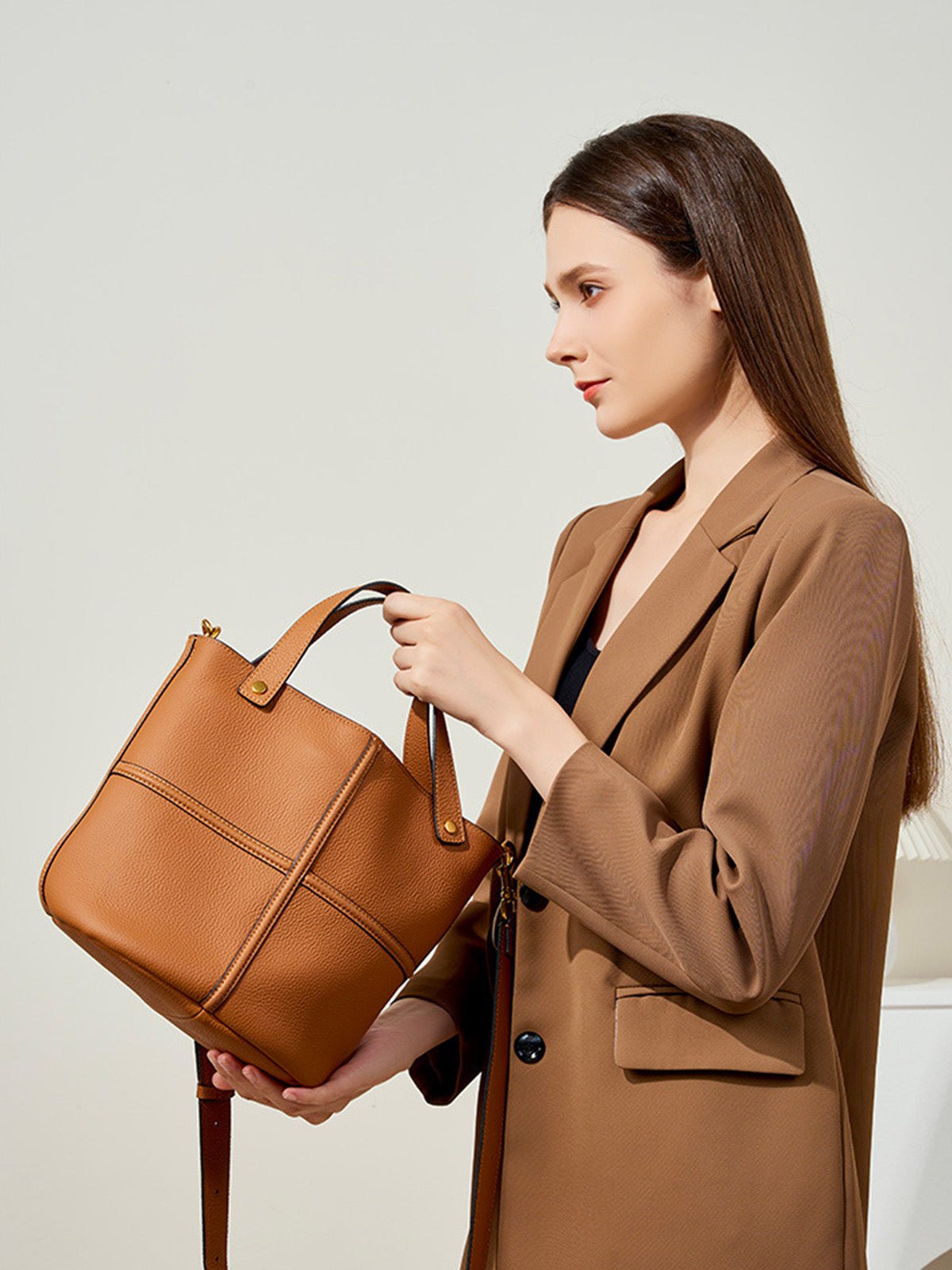 Sac à main souple en cuir femme, sac seau moyen format, sac bandoulière amovible, sac chic et tendance, modèle Aroune - Sac à main - Marron