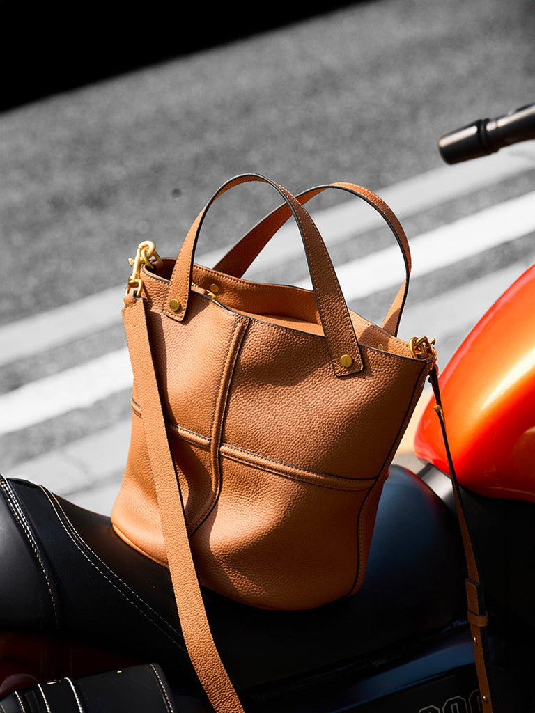 Sac à main souple en cuir femme, sac seau moyen format, sac bandoulière amovible, sac chic et tendance, modèle Aroune - Sac à main - Marron