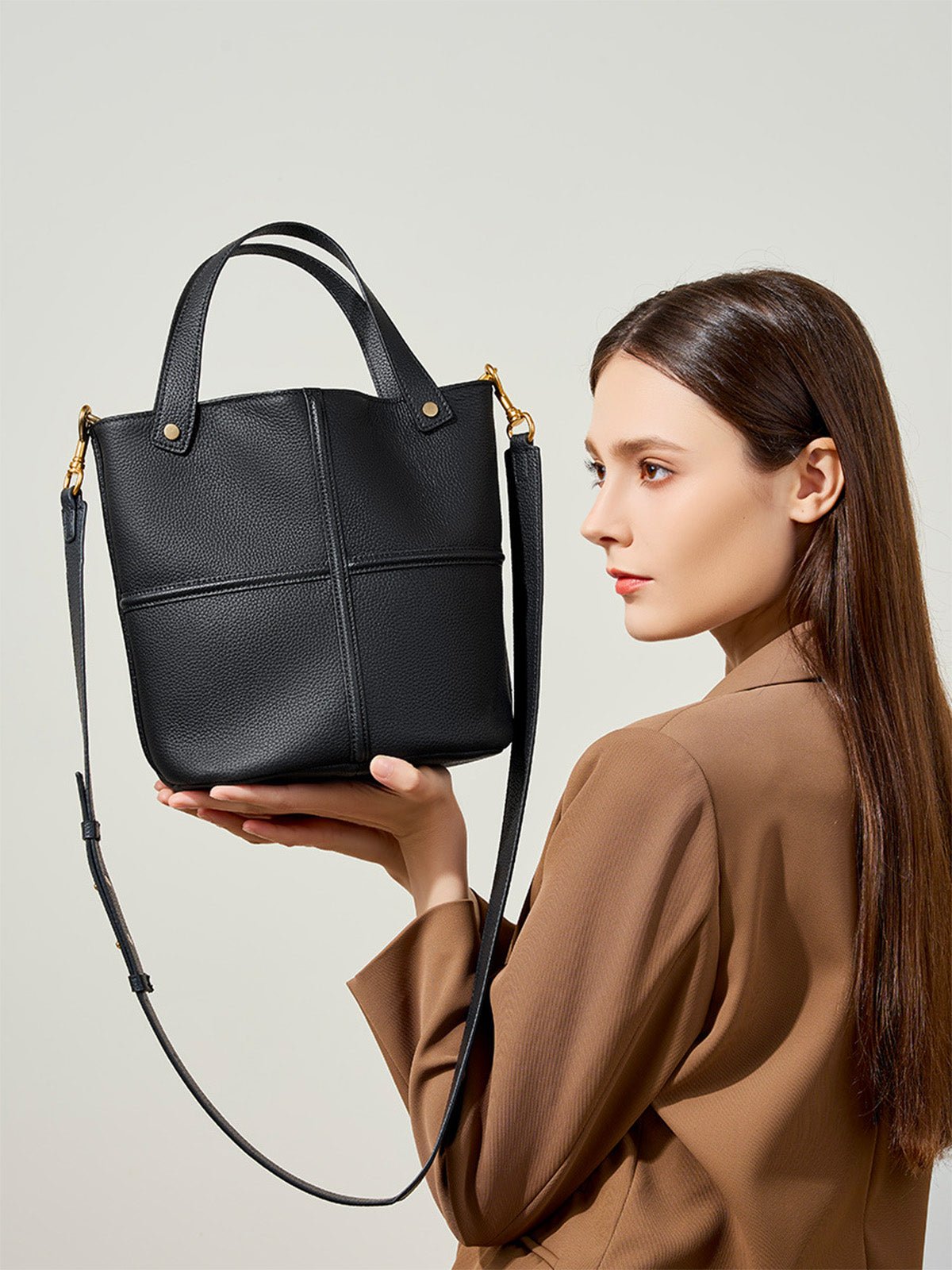 Sac à main souple en cuir femme, sac seau moyen format, sac bandoulière amovible, sac chic et tendance, modèle Aroune - Sac à main - Noir