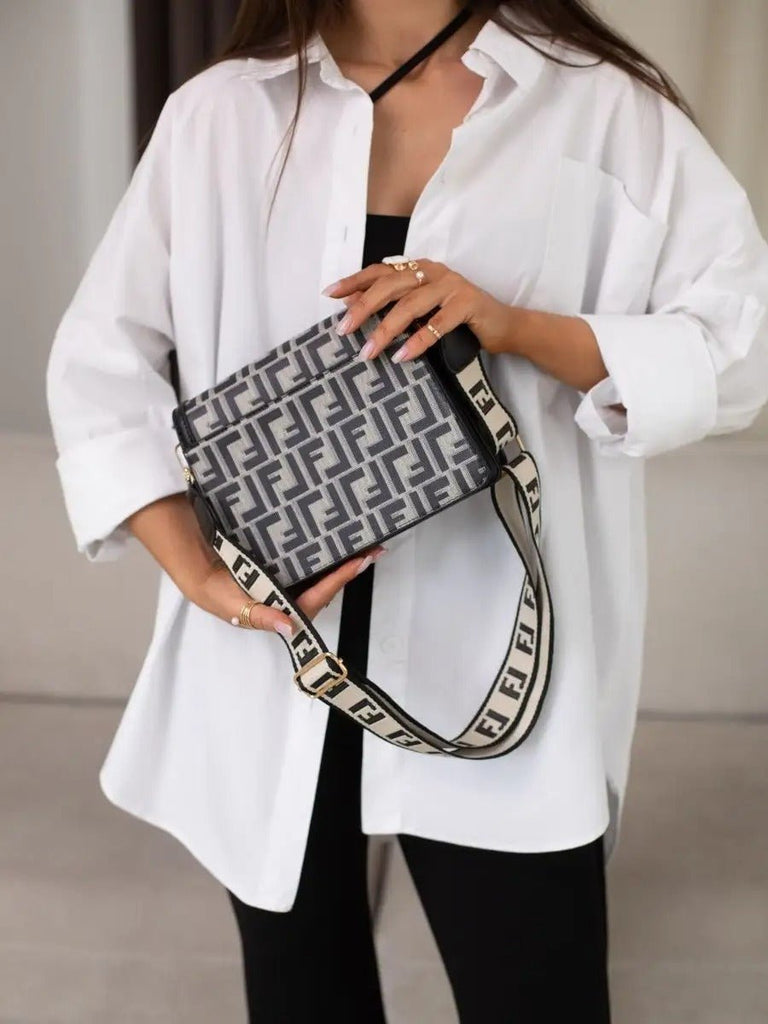 Sac à main style luxe, chaîne dorée, petit format, logo géométrique, fermeture magnétique, tissu enduit, anses réglables, modèle Fandy - Sac à main - Gris