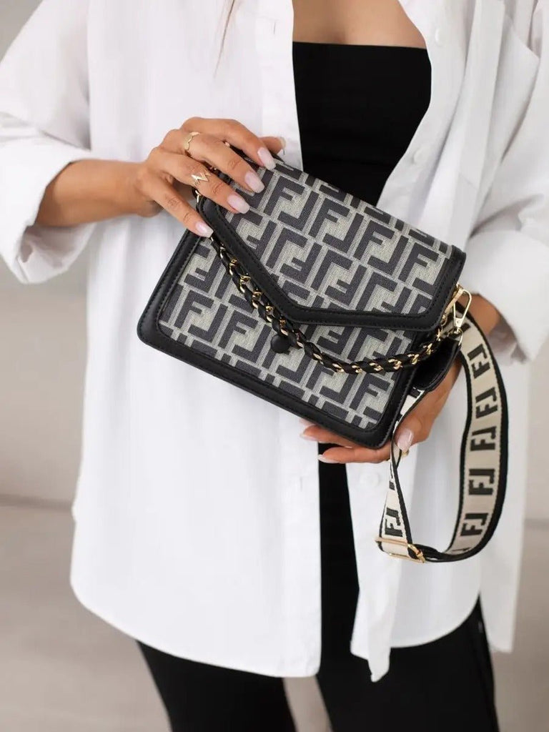 Sac à main style luxe, chaîne dorée, petit format, logo géométrique, fermeture magnétique, tissu enduit, anses réglables, modèle Fandy - Sac à main - Gris