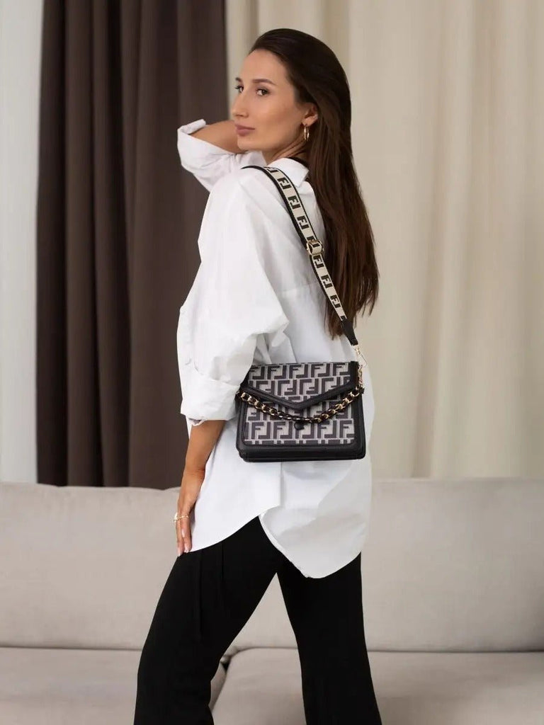 Sac à main style luxe, chaîne dorée, petit format, logo géométrique, fermeture magnétique, tissu enduit, anses réglables, modèle Fandy - Sac à main - Gris