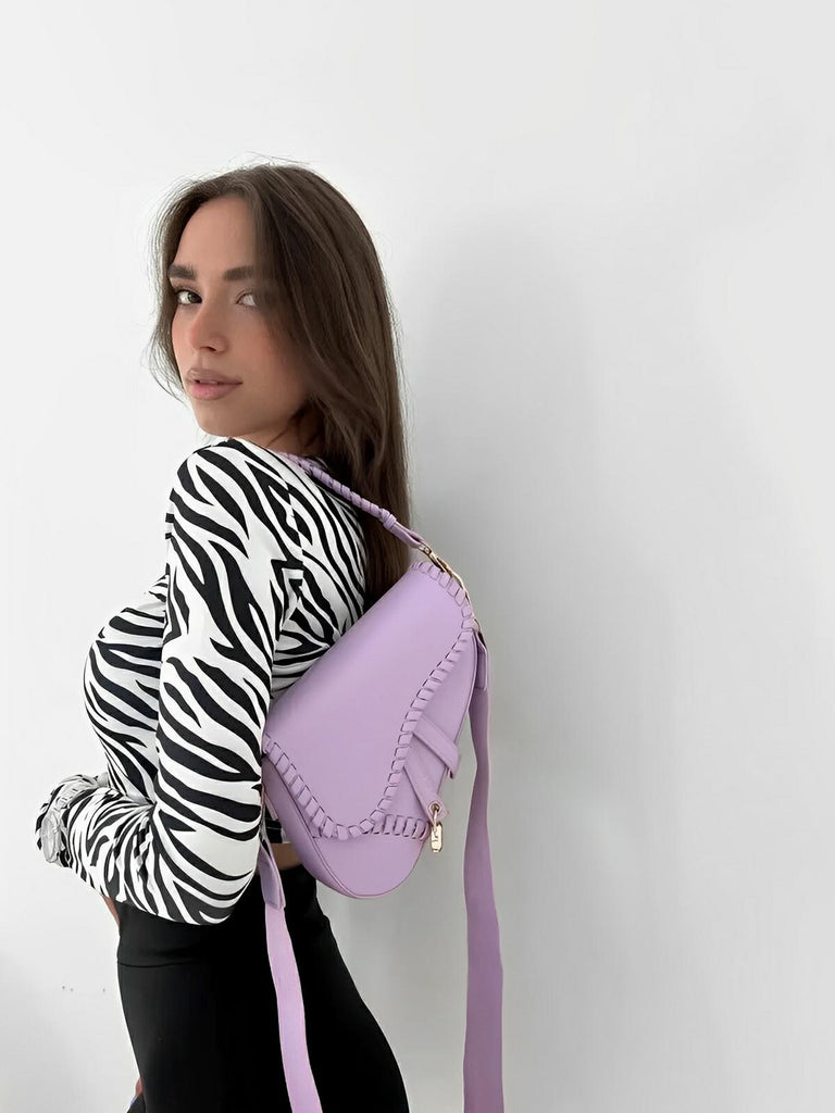 Sac à main tendance, design minimaliste, simili vegan synthétique, format compact, fermeture magnétique, modèle Fabienne - Sac à main - Violet