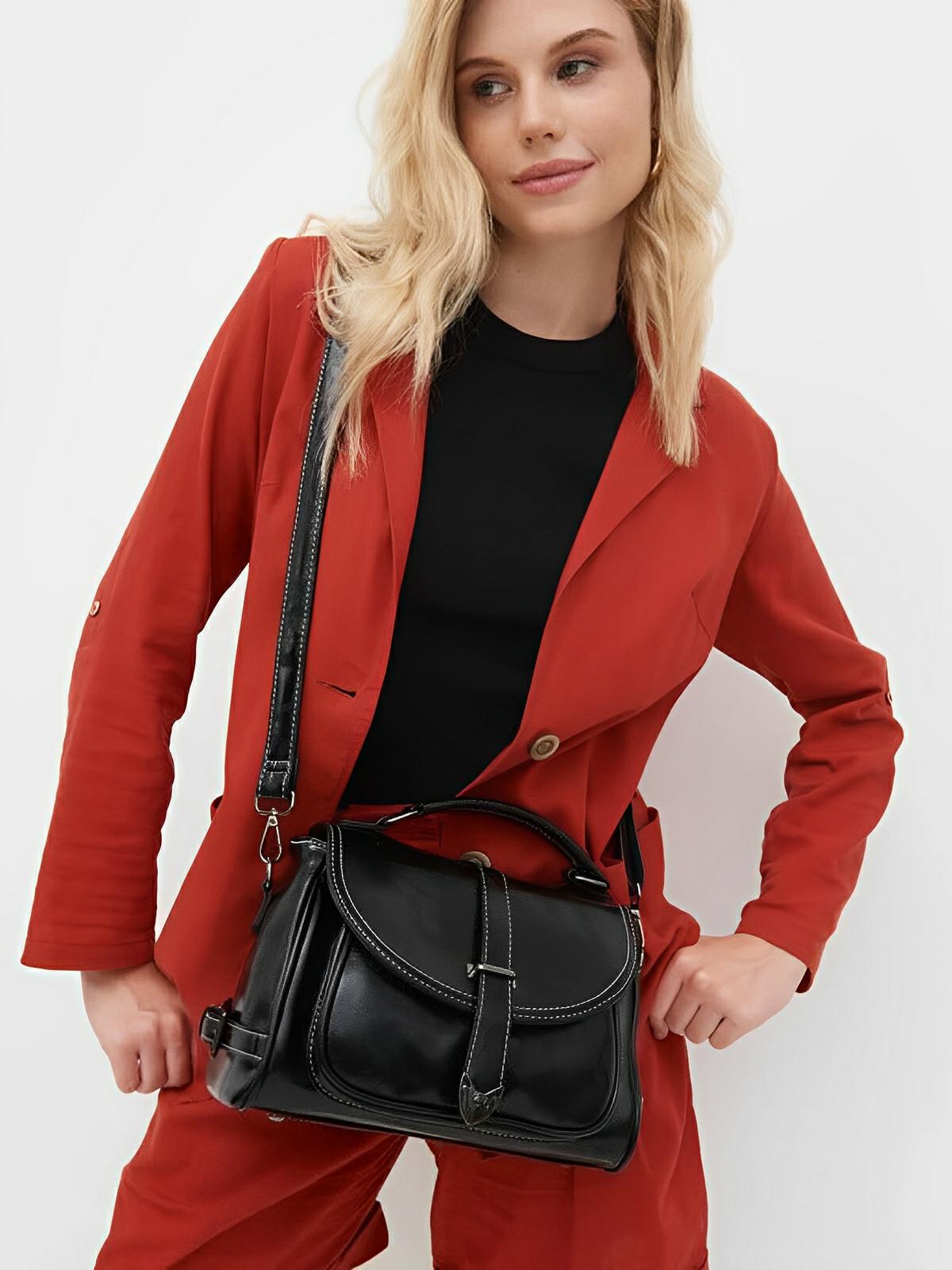 Sac à main tendance femme, porté épaule ou main, simili vegan, format compact, modèle Cassandra - Sac à main - Noir