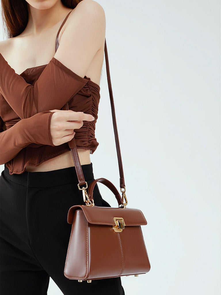 Sac à main trapèze en cuir, sac à main rigide, sac bandoulière amovible, sac fermeture à rabat, sac femme format moyen, modèle Fodiane - Sac à main - Marron