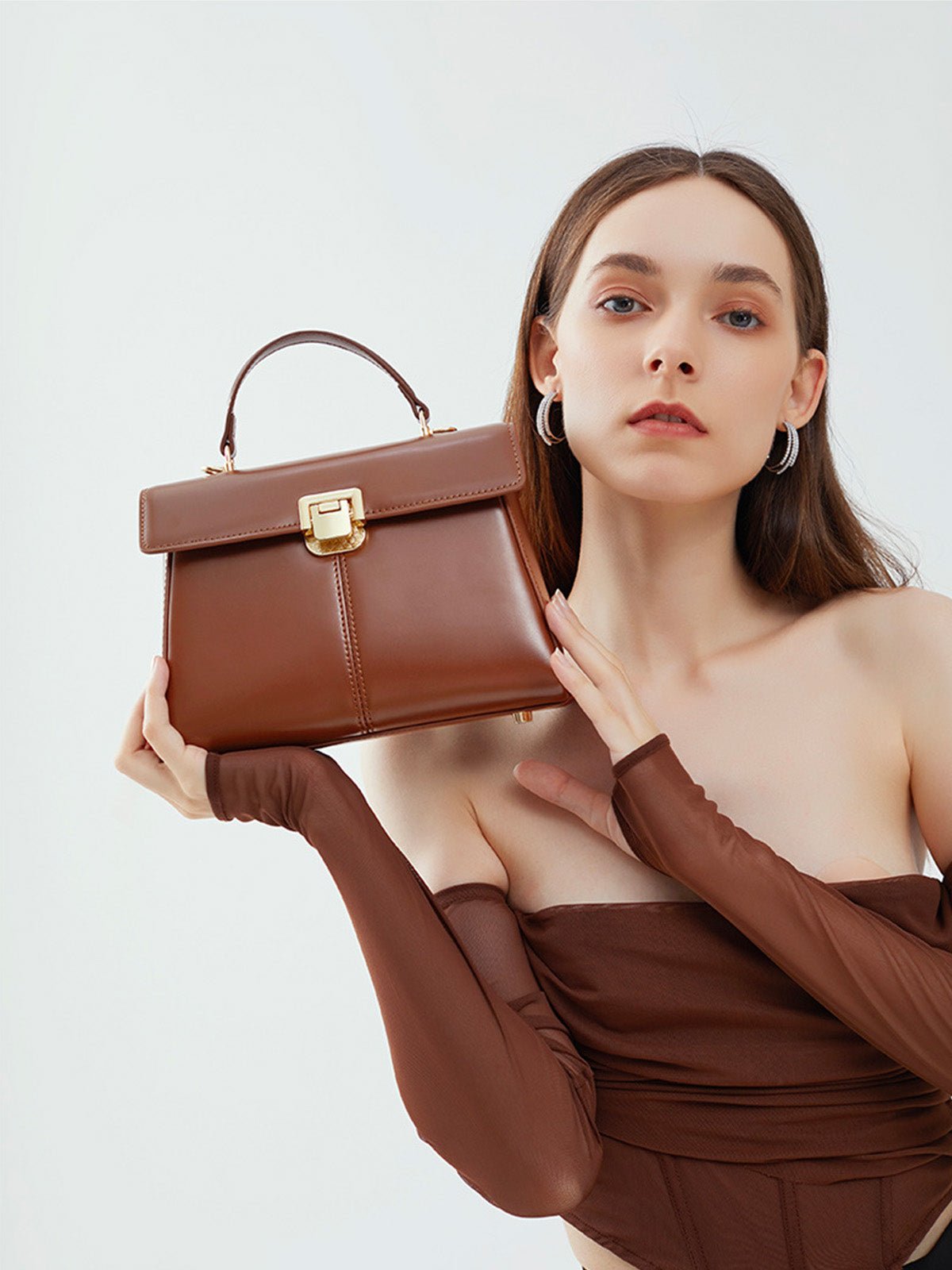 Sac à main trapèze en cuir, sac à main rigide, sac bandoulière amovible, sac fermeture à rabat, sac femme format moyen, modèle Fodiane - Sac à main - Marron