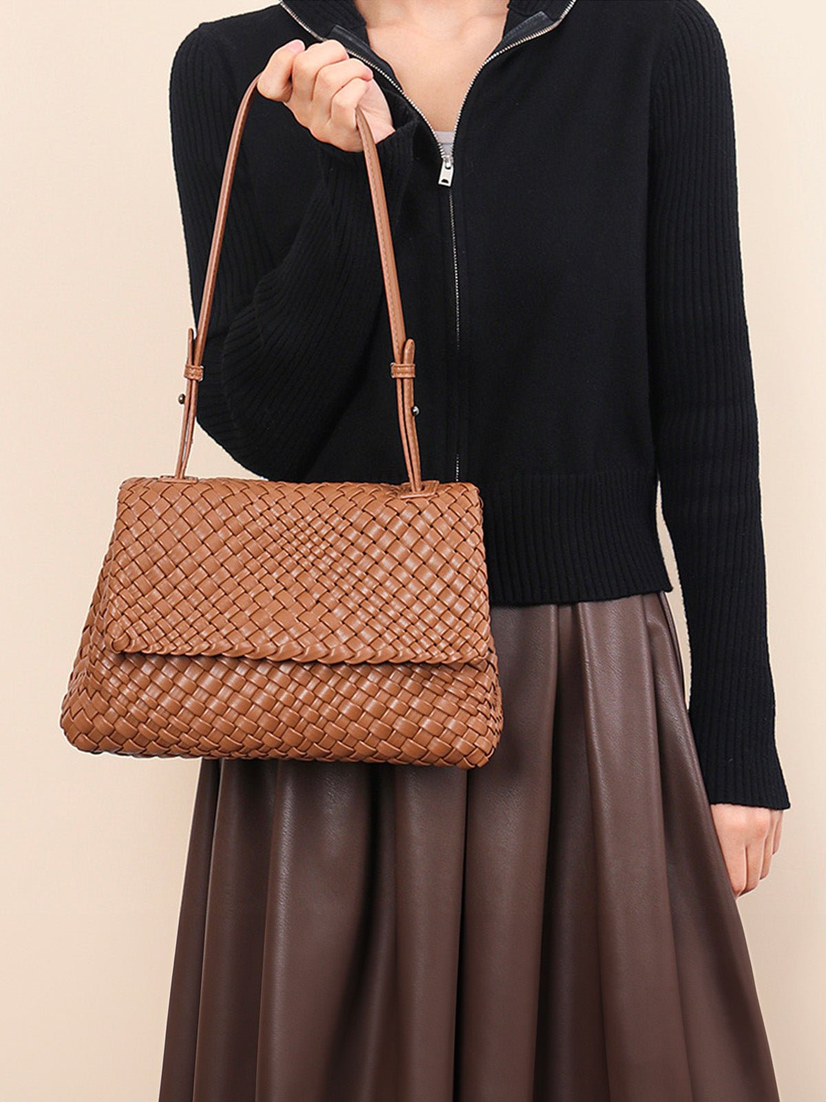 Sac à main tressé, format moyen, porté épaule ou main, simili vegan marron, rabat aimanté, modèle Cherifa - Sac à main - Camel