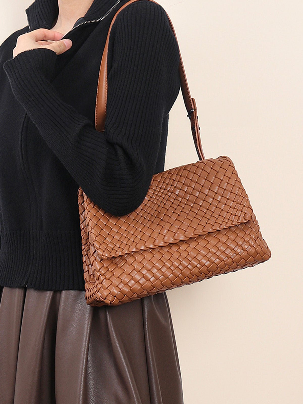 Sac à main tressé, format moyen, porté épaule ou main, simili vegan marron, rabat aimanté, modèle Cherifa - Sac à main - Camel