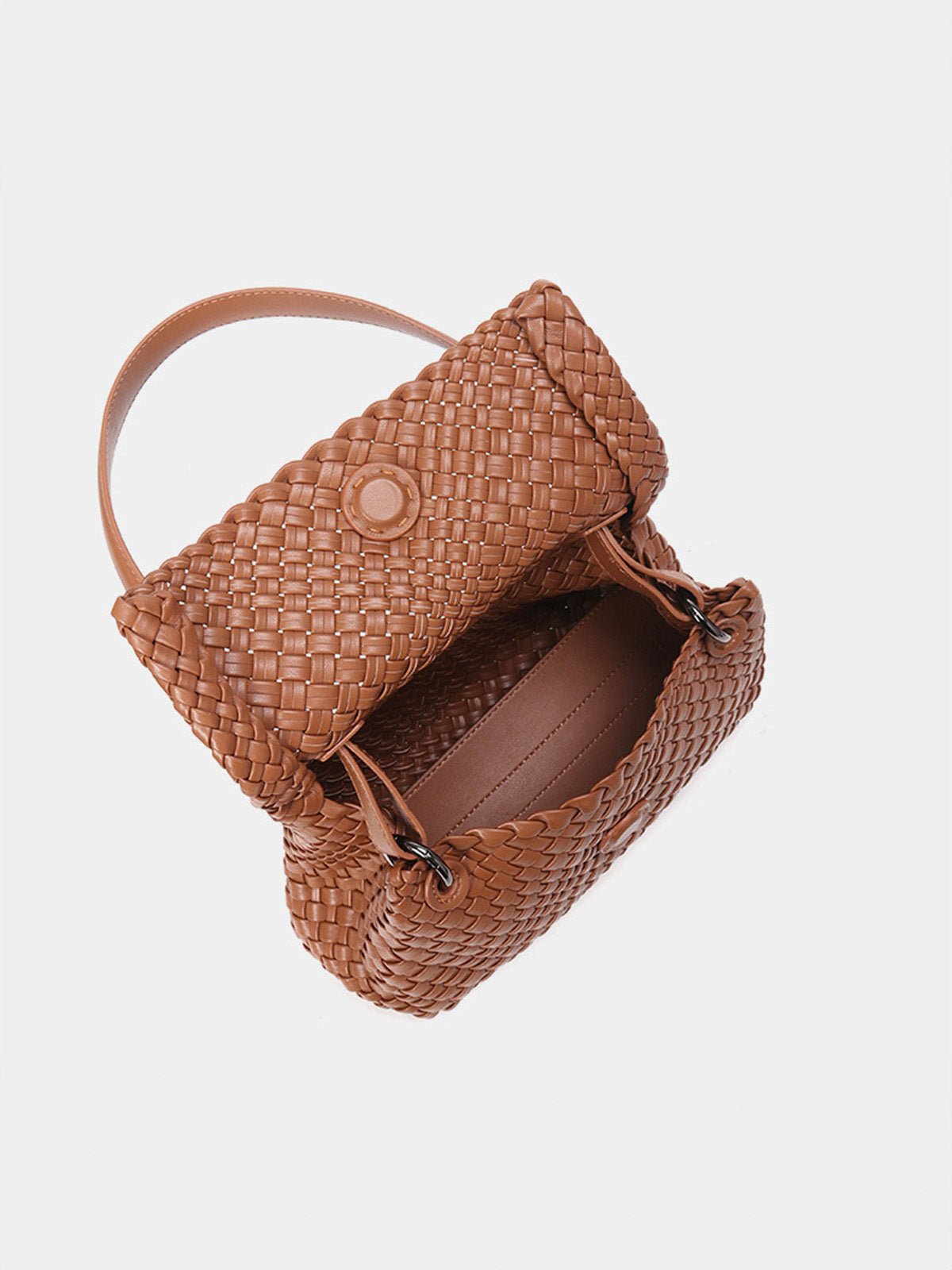 Sac à main tressé, format moyen, porté épaule ou main, simili vegan marron, rabat aimanté, modèle Cherifa - Sac à main - Camel