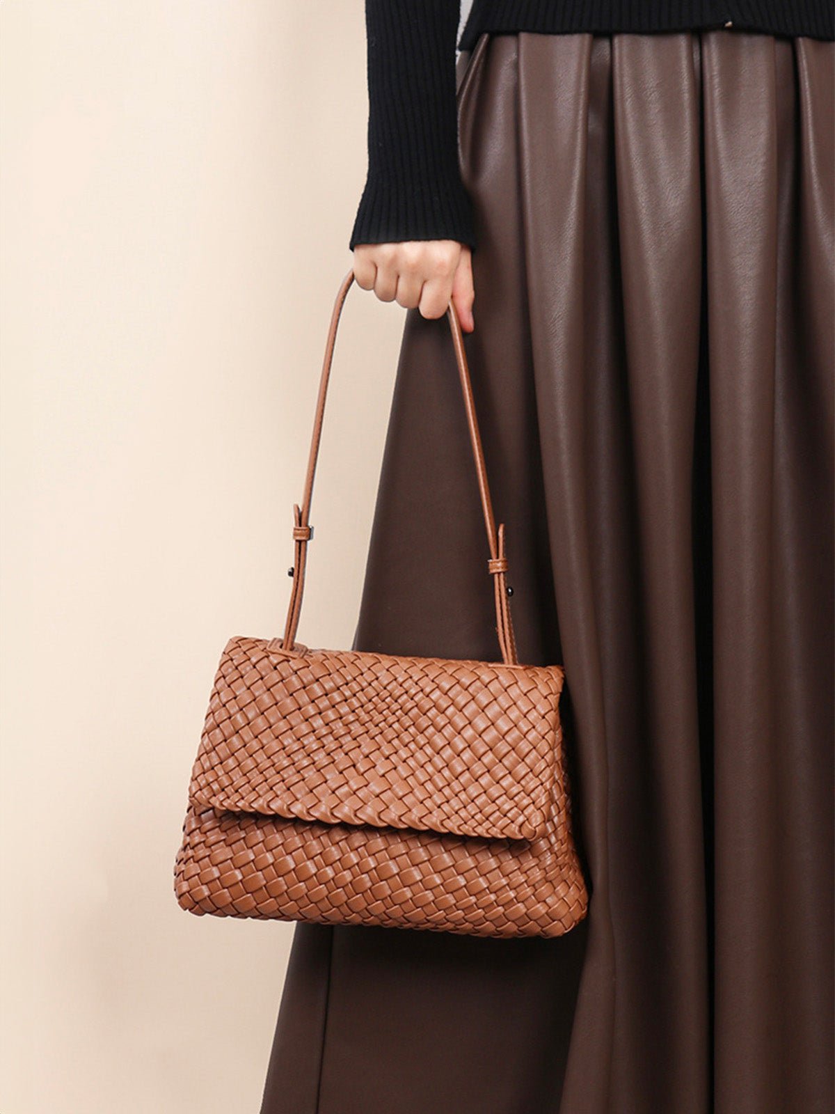 Sac à main tressé, format moyen, porté épaule ou main, simili vegan marron, rabat aimanté, modèle Cherifa - Sac à main - Camel
