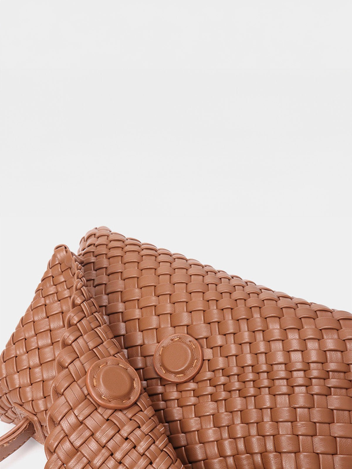 Sac à main tressé, format moyen, porté épaule ou main, simili vegan marron, rabat aimanté, modèle Cherifa - Sac à main - Camel