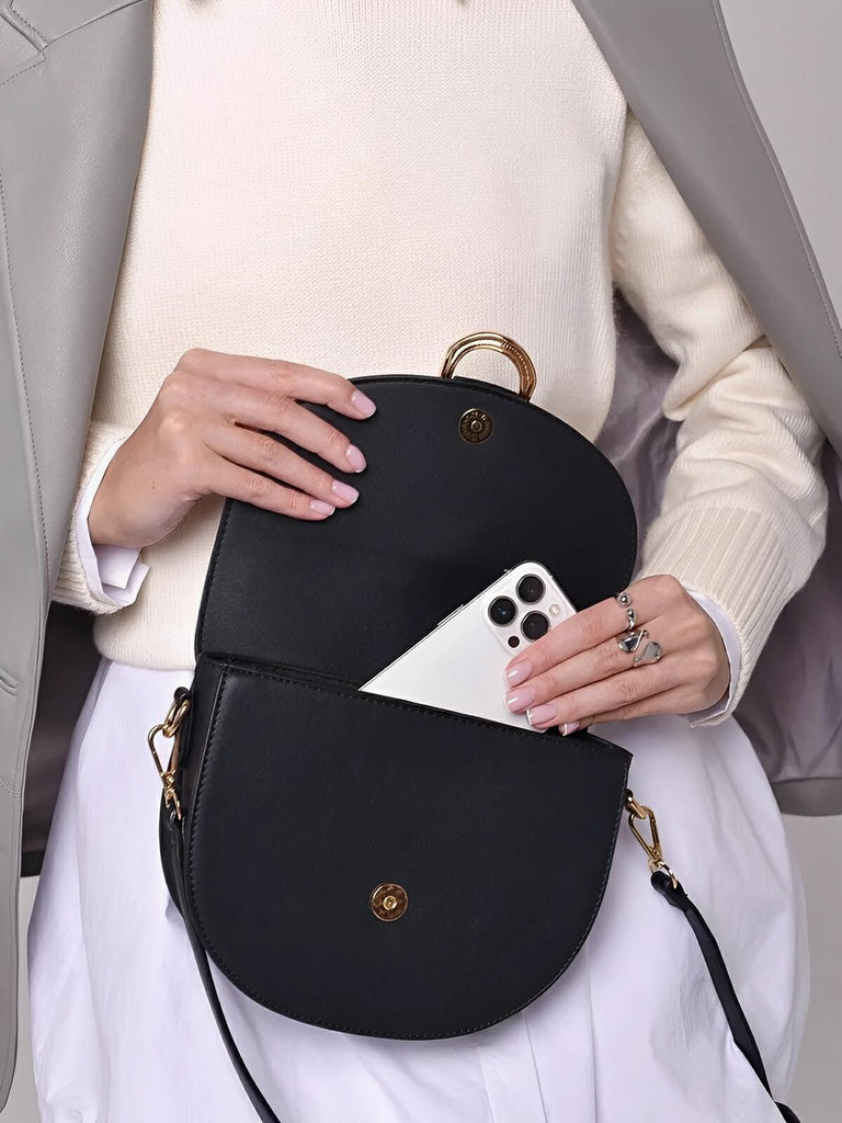 Sac bandoulière femme compact, simili vegan, boucle décorative, pratique et tendance, modèle Kitty - Sac Bandoulière - Noir