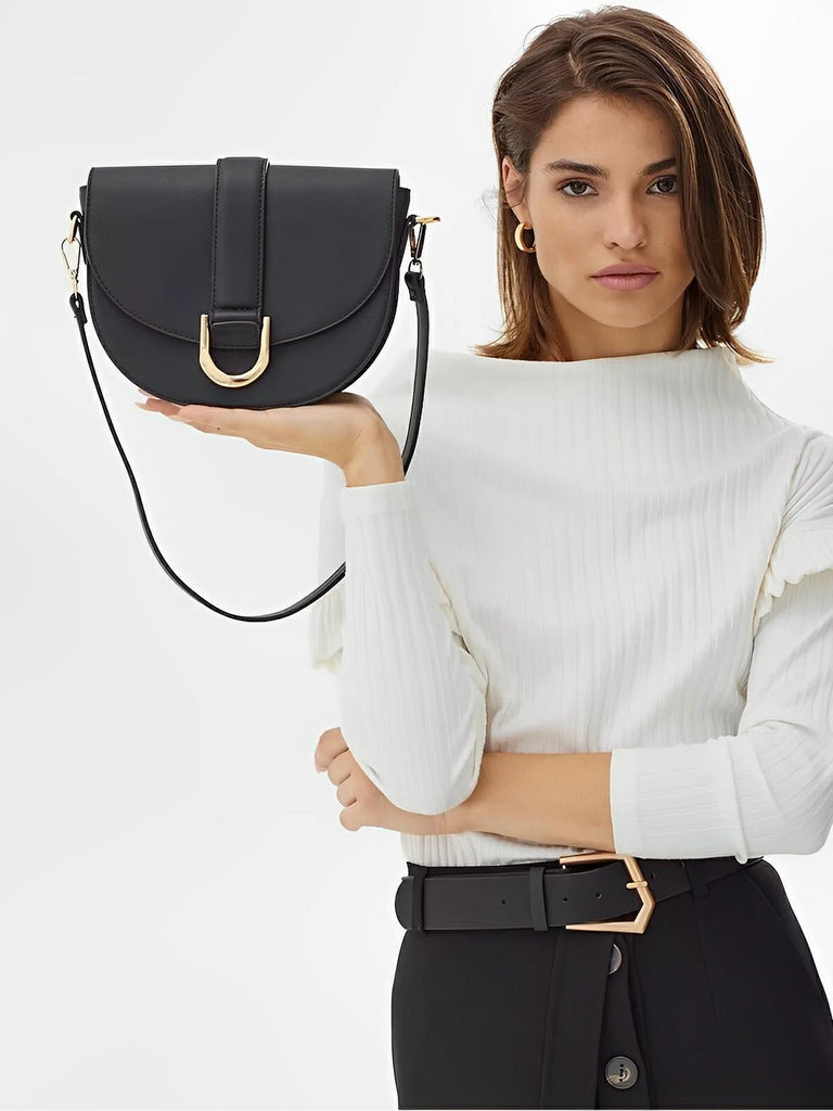 Sac bandoulière femme compact, simili vegan, boucle décorative, pratique et tendance, modèle Kitty - Sac Bandoulière - Noir