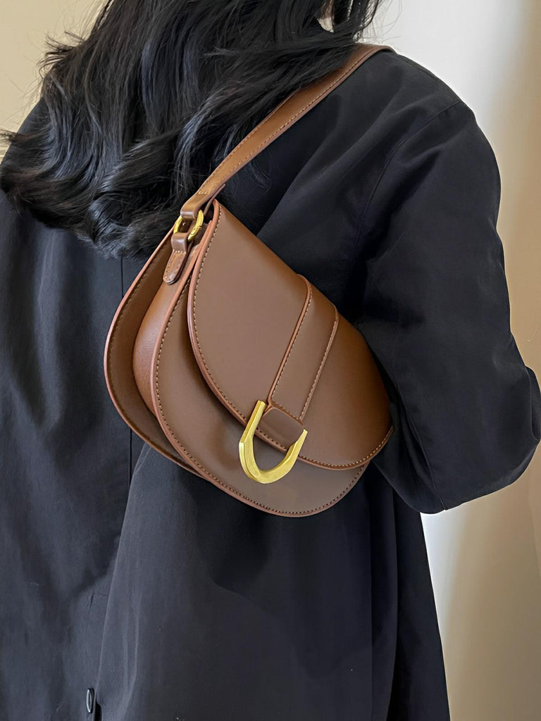 Sac bandoulière femme compact, simili vegan, boucle décorative, pratique et tendance, modèle Kitty - Sac Bandoulière - Marron