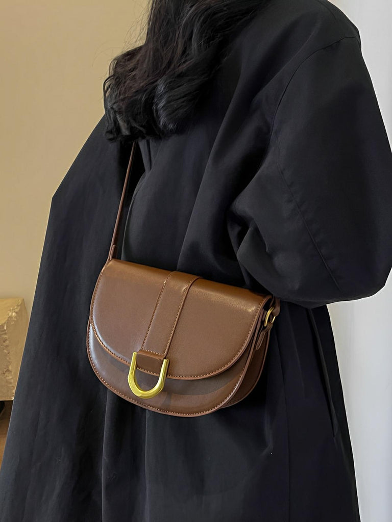 Sac bandoulière femme compact, simili vegan, boucle décorative, pratique et tendance, modèle Kitty - Sac Bandoulière - Marron