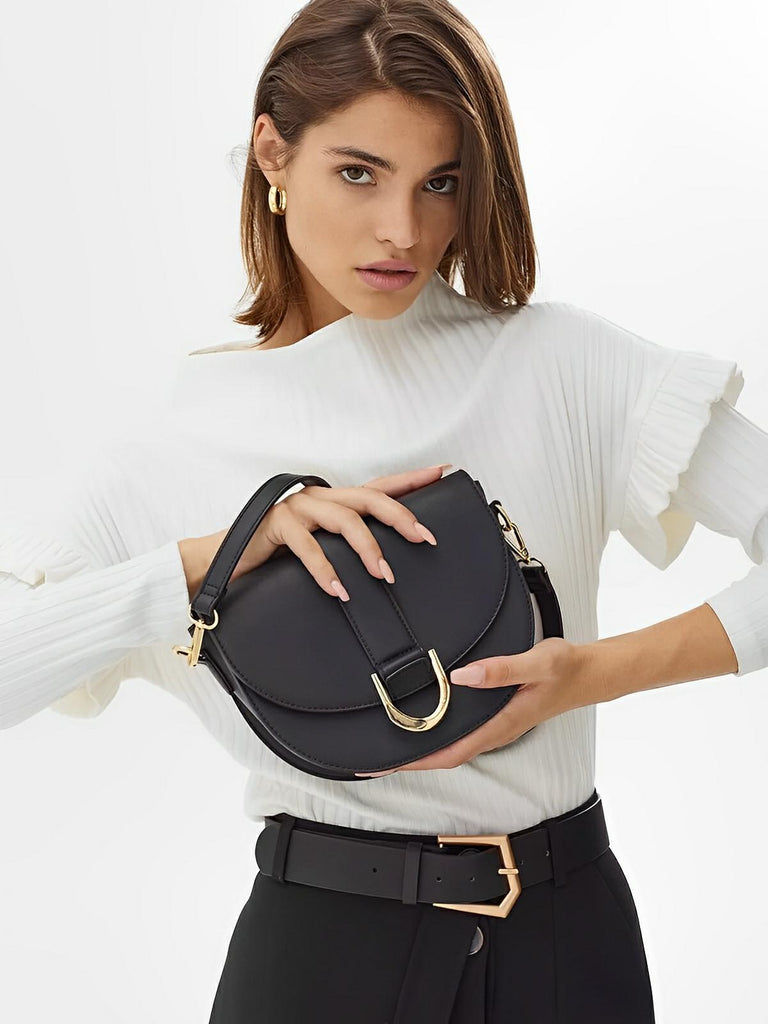 Sac bandoulière femme compact, simili vegan, boucle décorative, pratique et tendance, modèle Kitty - Sac Bandoulière - Noir