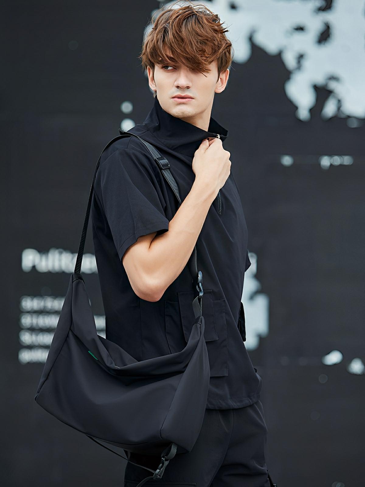 Sac bandoulière homme, grand volume, design épuré, résistant à l'eau, parfait pour le quotidien, modèle Loïc - Sacoche - Noir