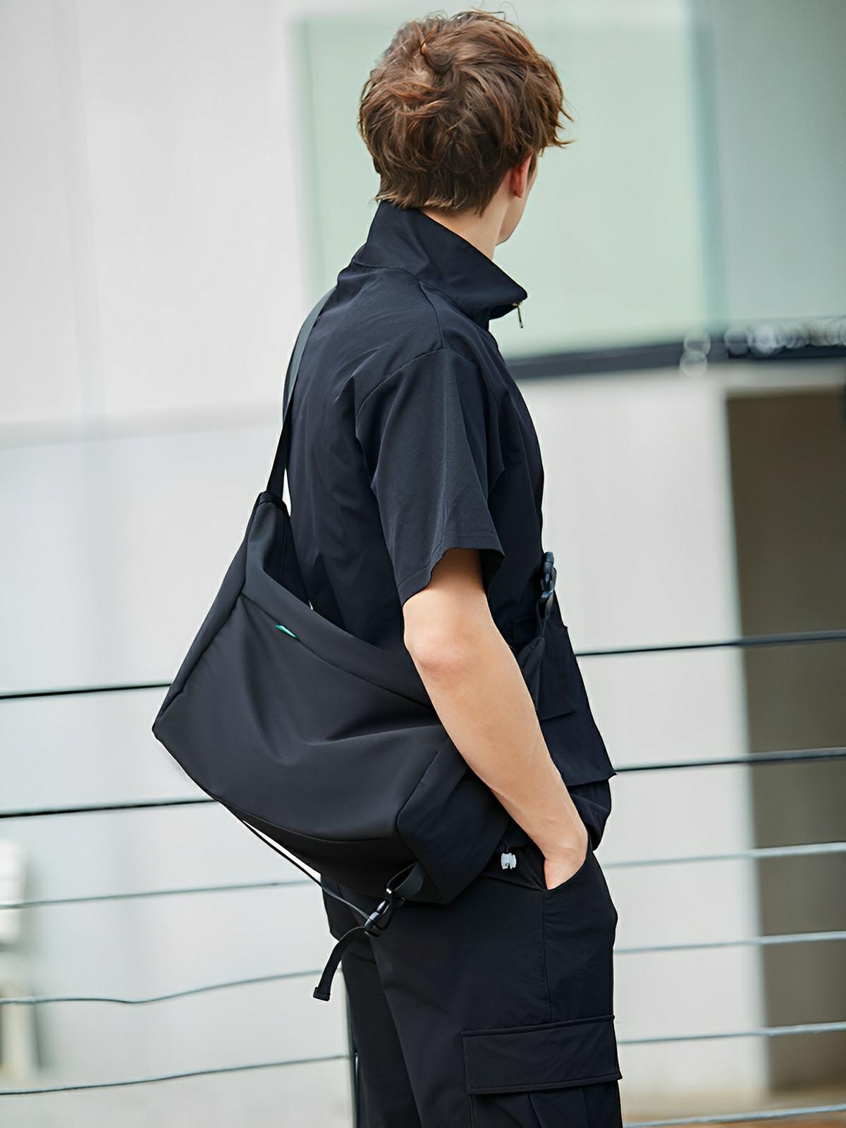 Sac bandoulière homme, grand volume, design épuré, résistant à l'eau, parfait pour le quotidien, modèle Loïc - Sacoche - Noir