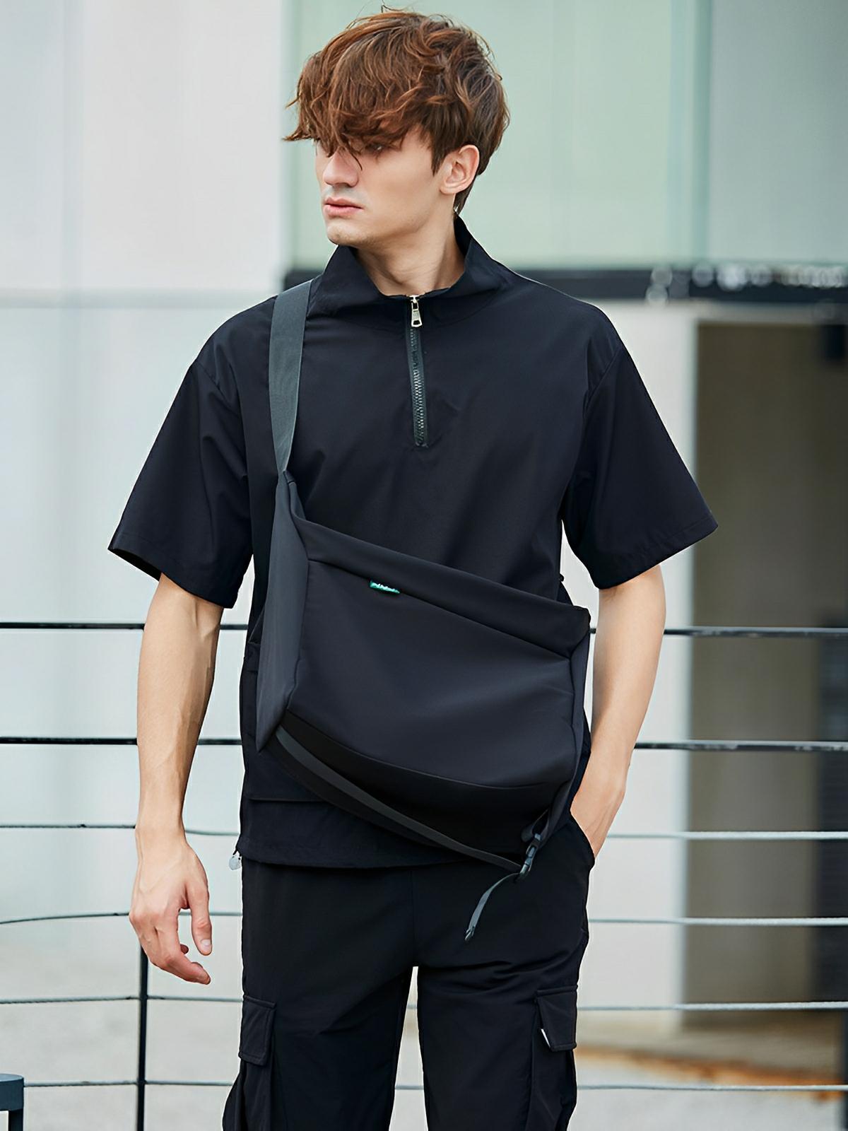 Sac bandoulière homme, grand volume, design épuré, résistant à l'eau, parfait pour le quotidien, modèle Loïc - Sacoche - Noir