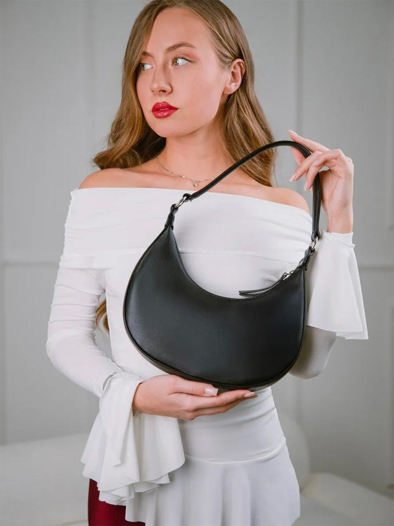 Sac demi - lune femme, épaule, poignet, forme baguette, fermeture zippée, simili vegan, sac tendance femme, modèle Adrienne - Sac à main - Noir