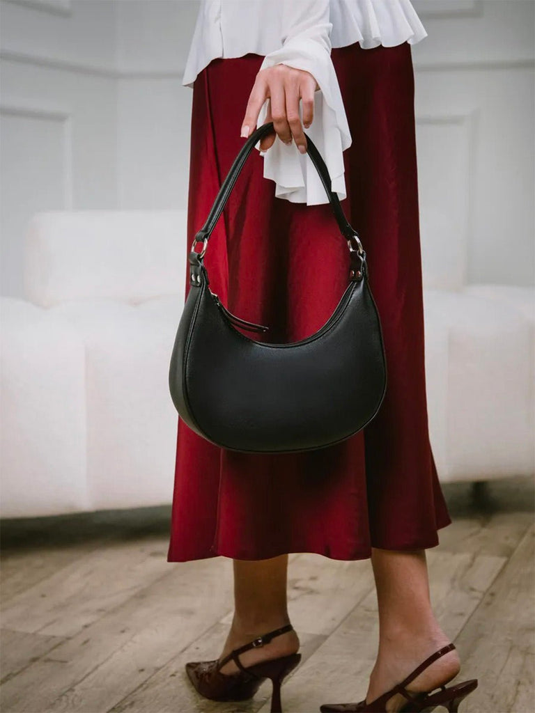 Sac demi - lune femme, épaule, poignet, forme baguette, fermeture zippée, simili vegan, sac tendance femme, modèle Adrienne - Sac à main - Noir
