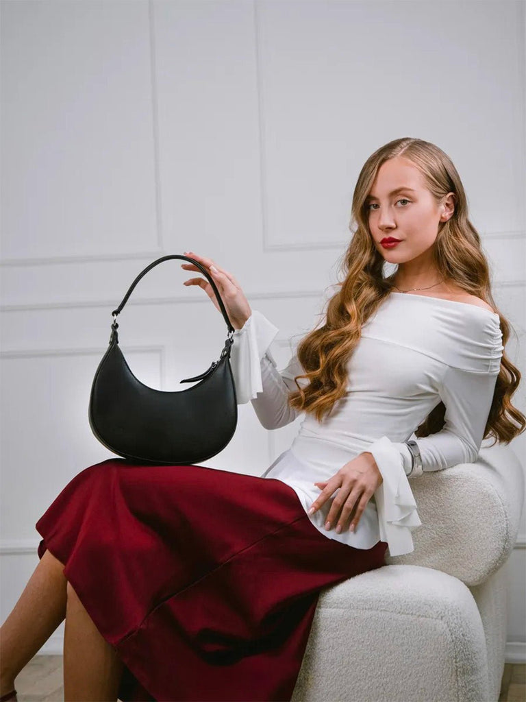 Sac demi - lune femme, épaule, poignet, forme baguette, fermeture zippée, simili vegan, sac tendance femme, modèle Adrienne - Sac à main - Noir