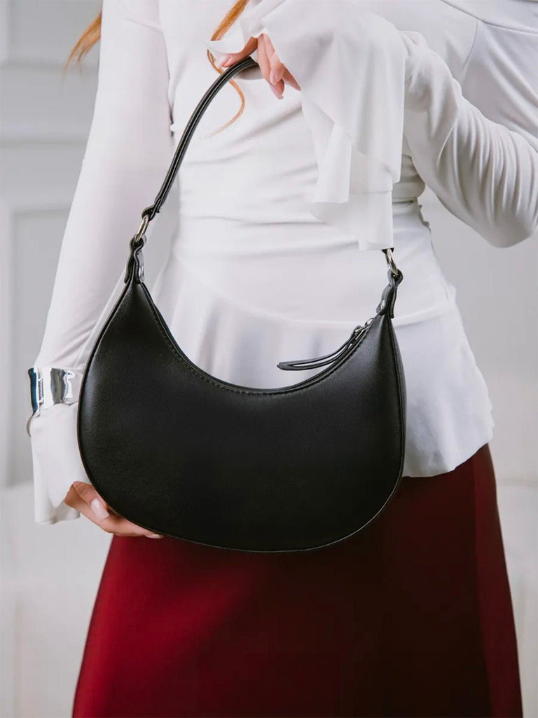 Sac demi - lune femme, épaule, poignet, forme baguette, fermeture zippée, simili vegan, sac tendance femme, modèle Adrienne - Sac à main - Noir