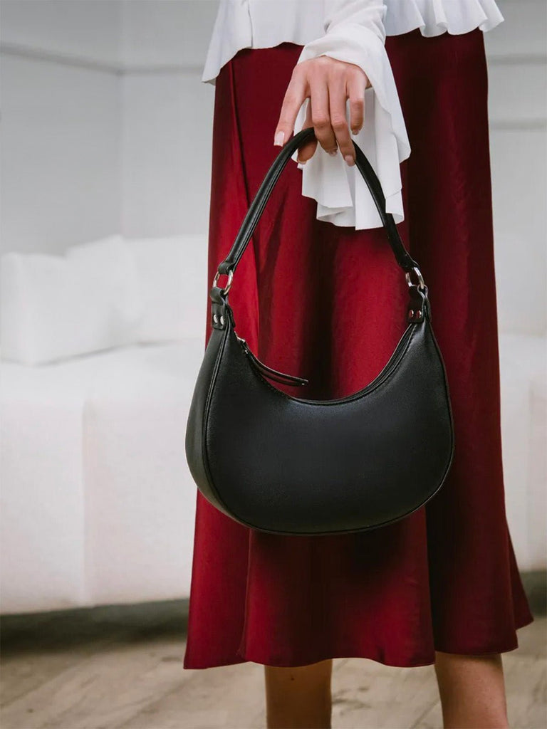 Sac demi - lune femme, épaule, poignet, forme baguette, fermeture zippée, simili vegan, sac tendance femme, modèle Adrienne - Sac à main - Noir