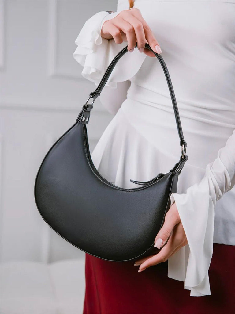 Sac demi - lune femme, épaule, poignet, forme baguette, fermeture zippée, simili vegan, sac tendance femme, modèle Adrienne - Sac à main - Noir