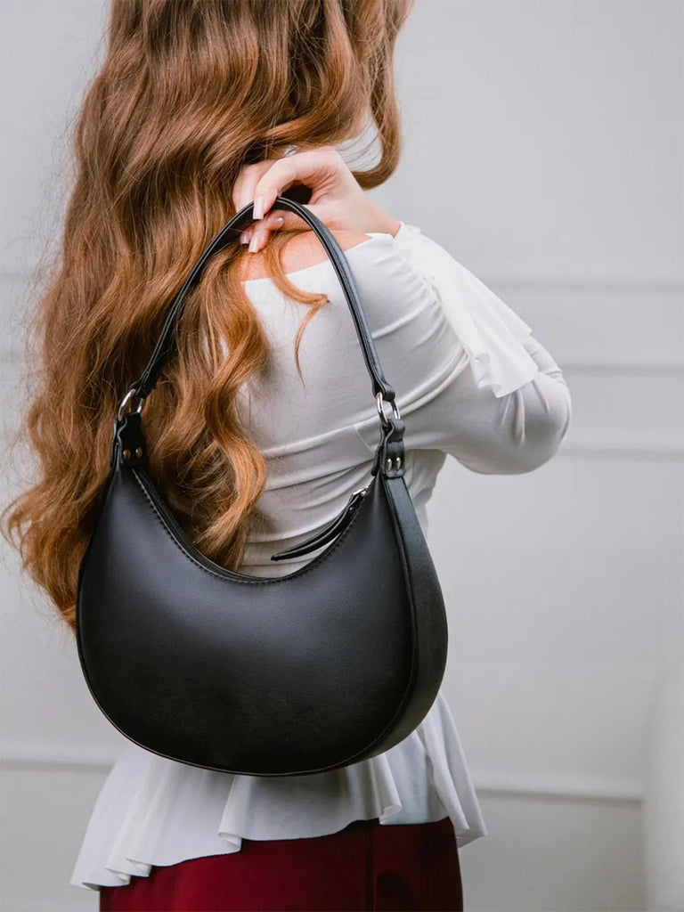 Sac demi - lune femme, épaule, poignet, forme baguette, fermeture zippée, simili vegan, sac tendance femme, modèle Adrienne - Sac à main - Noir