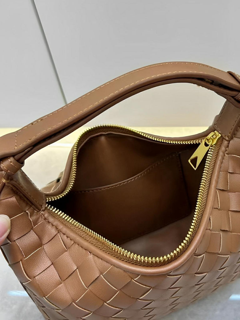 Sac en simili vegan tressé femme, sac baguette épaule et main, design luxe, format compact, tendance 2025, modèle Juliette - Sac à main - Marron