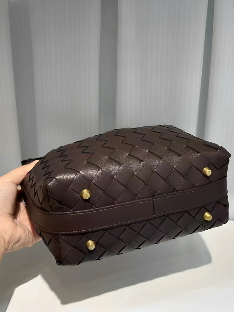 Sac en simili vegan tressé femme, sac baguette épaule et main, design luxe, format compact, tendance 2025, modèle Juliette - Sac à main - Café