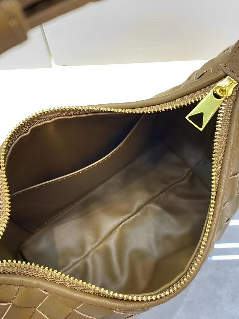 Sac en simili vegan tressé femme, sac baguette épaule et main, design luxe, format compact, tendance 2025, modèle Juliette - Sac à main - Marron