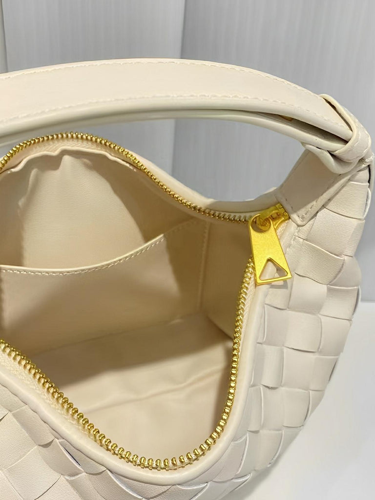 Sac en simili vegan tressé femme, sac baguette épaule et main, design luxe, format compact, tendance 2025, modèle Juliette - Sac à main - Blanc