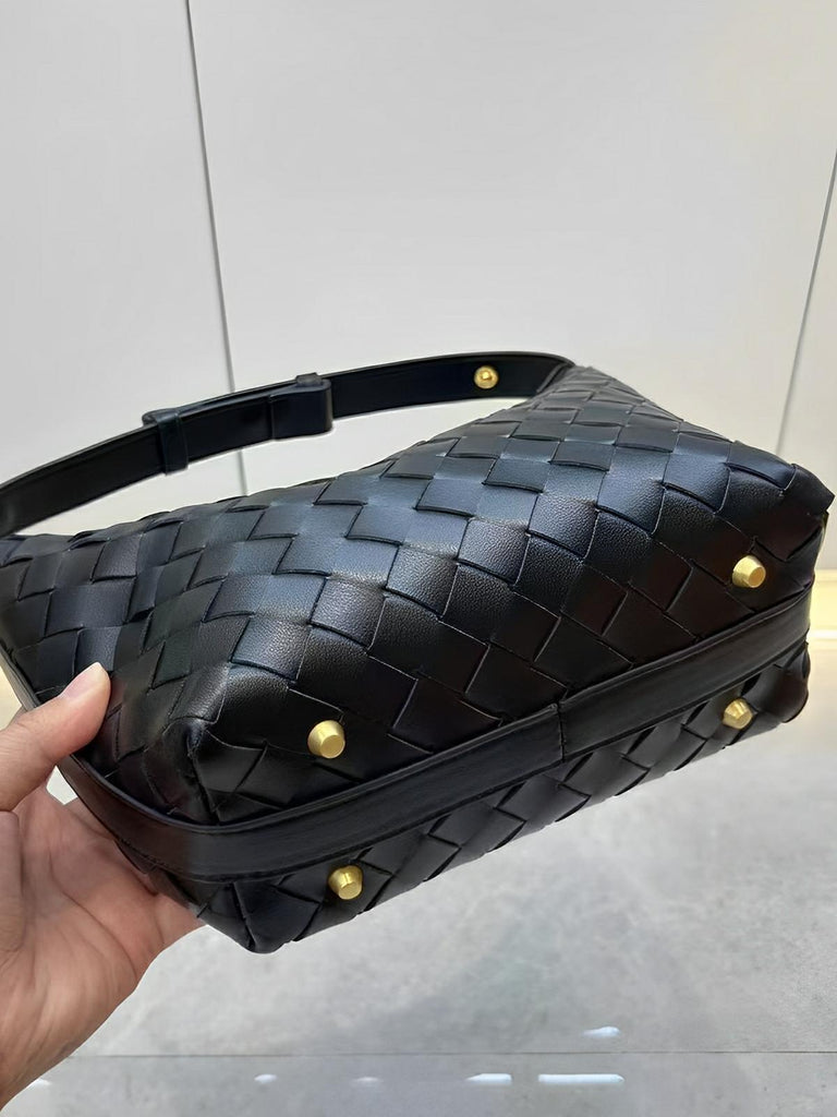 Sac en simili vegan tressé femme, sac baguette épaule et main, design luxe, format compact, tendance 2025, modèle Juliette - Sac à main - Noir