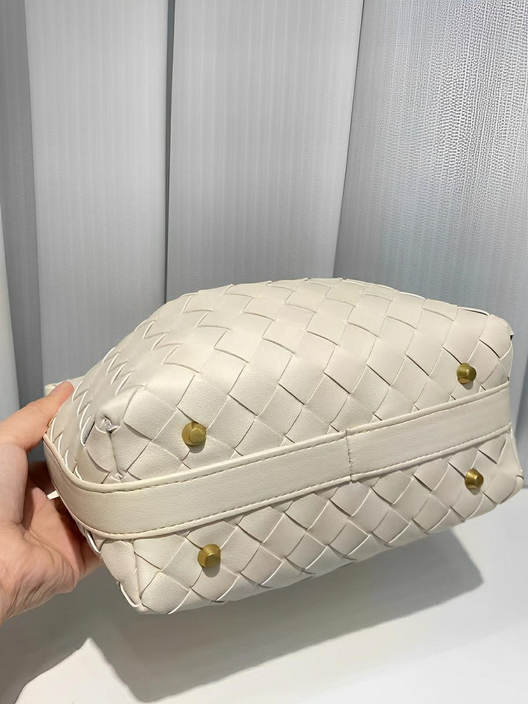 Sac en simili vegan tressé femme, sac baguette épaule et main, design luxe, format compact, tendance 2025, modèle Juliette - Sac à main - Blanc