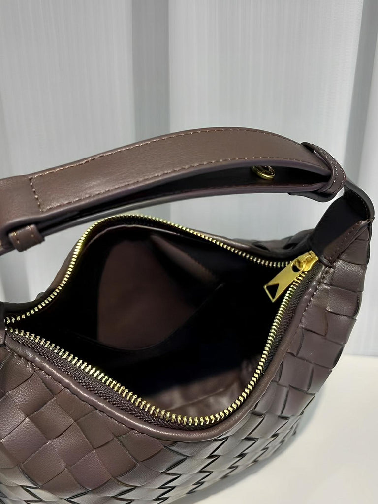 Sac en simili vegan tressé femme, sac baguette épaule et main, design luxe, format compact, tendance 2025, modèle Juliette - Sac à main - Café
