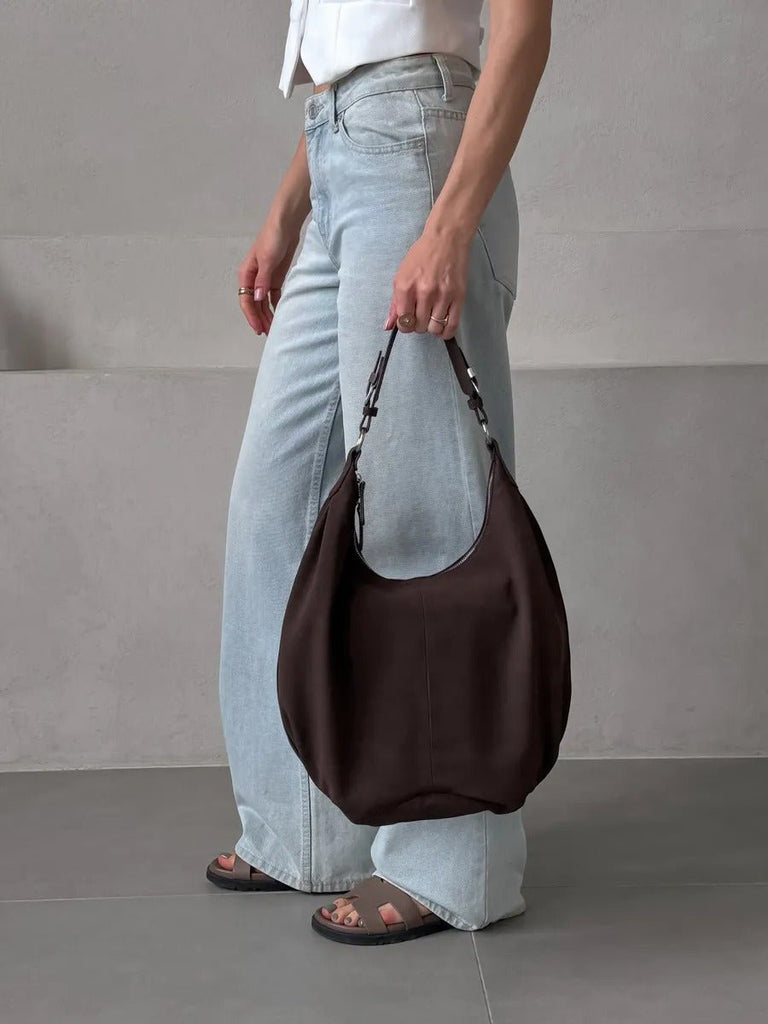 Sac hobo chocolat, grand sac souple, sac épaule femme, sac seau tendance, sac fourre - tout tissu suédé, modèle Philomina - Sac à main - Café