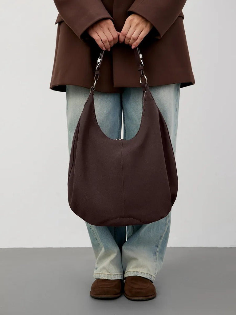 Sac hobo chocolat, grand sac souple, sac épaule femme, sac seau tendance, sac fourre - tout tissu suédé, modèle Philomina - Sac à main - Café