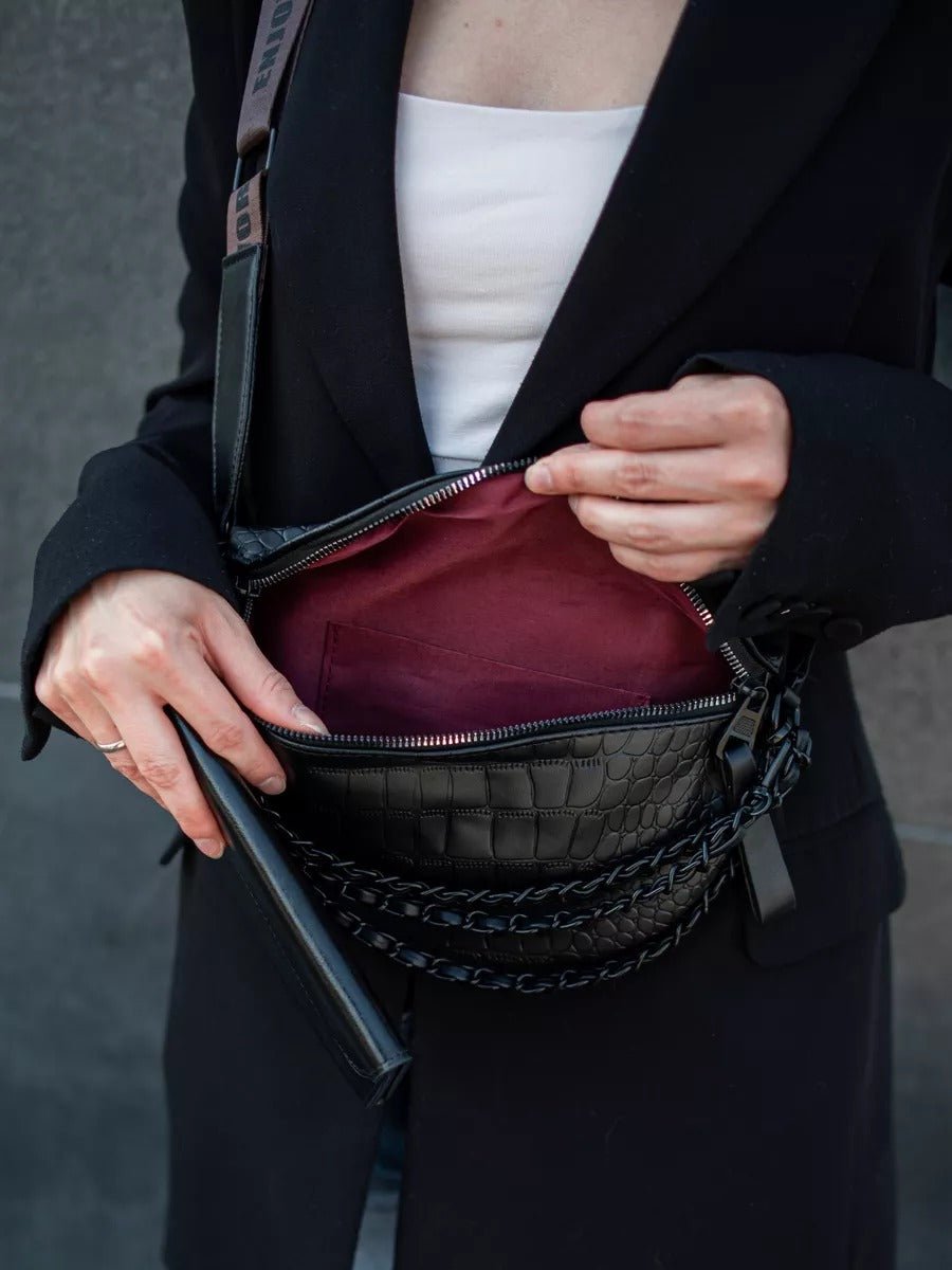 Sacoche femme croco, sac ceinture chaîne noire, sac à bandoulière large, sac imperméable tendance, sac rigide compact, modèle Laurette - Sacoche - Noir