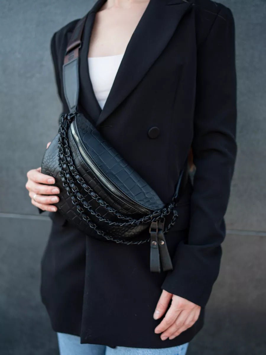Sacoche femme croco, sac ceinture chaîne noire, sac à bandoulière large, sac imperméable tendance, sac rigide compact, modèle Laurette - Sacoche - Noir