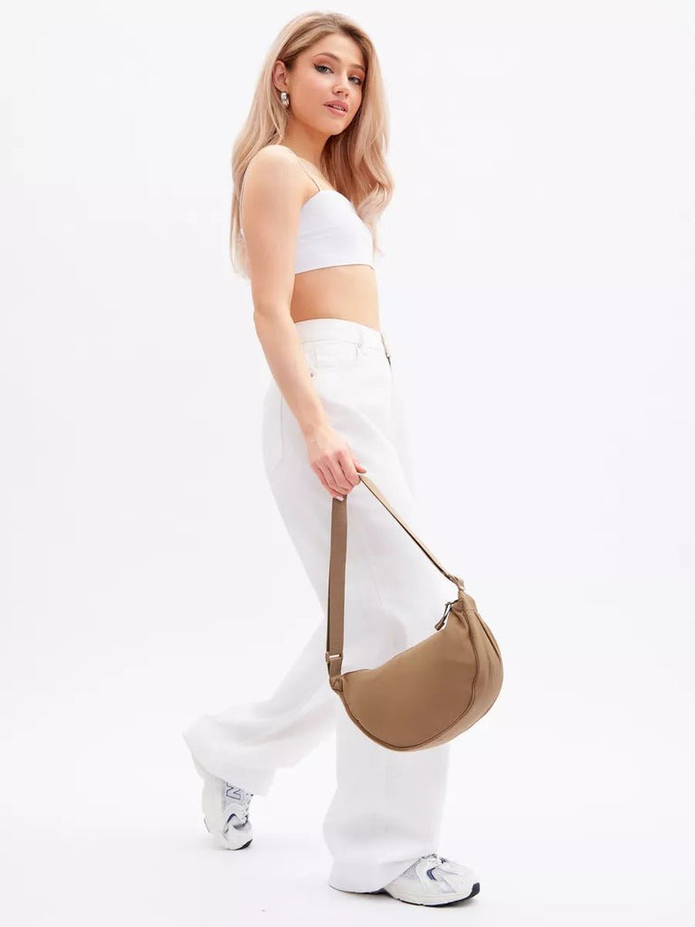 Sacoche nylon femme, sac demi - lune, sac bandoulière léger, sac de poitrine, sac streetwear y2k, modèle Josina - Sacoche - Beige