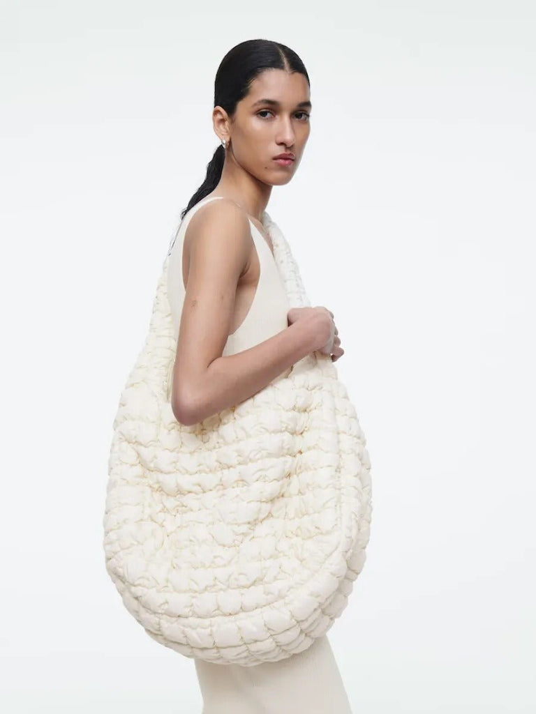 Tote - bag nuage oversize, sac matelassé, sac bandoulière doux, sac hobo rembourré, sac fourre - tout moderne, style Y2K, modèle Catherine - Tote - bag - Blanc