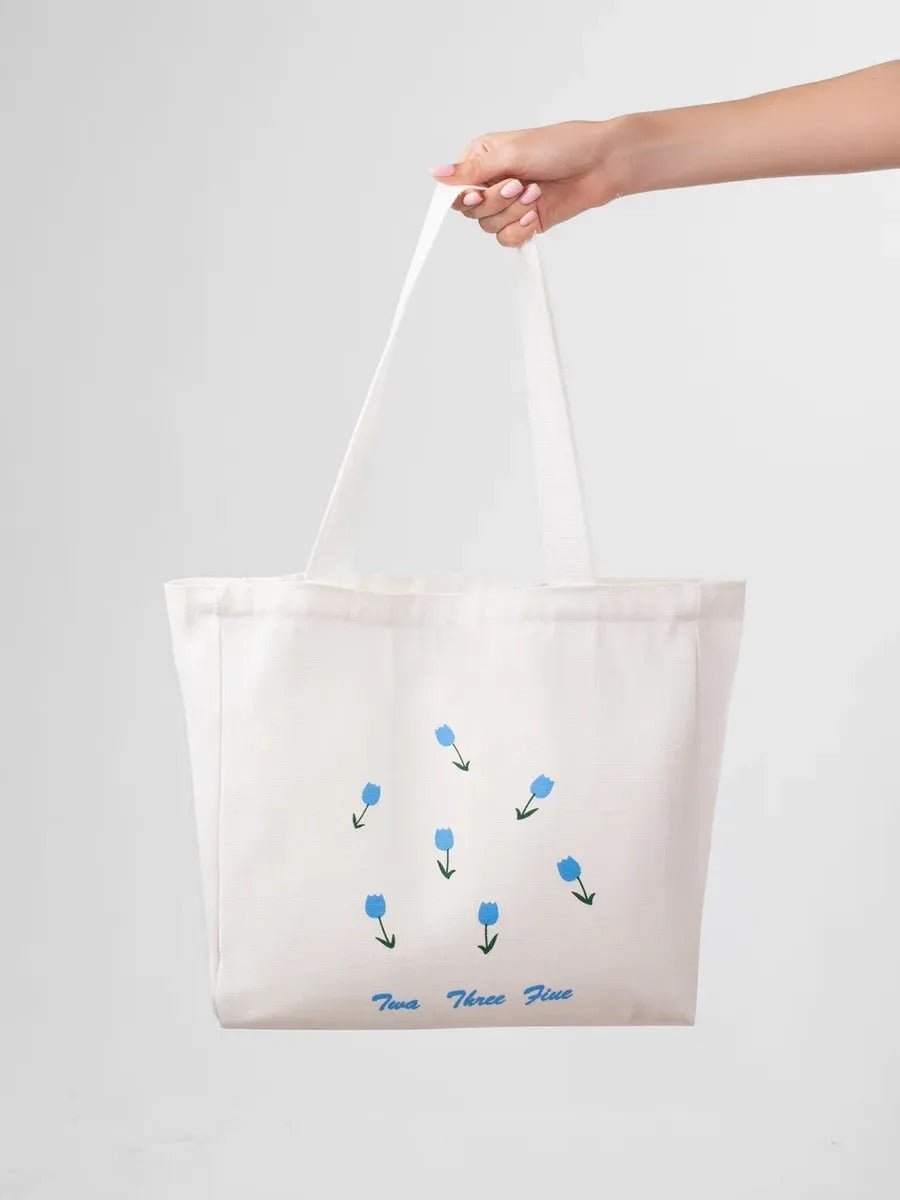 Tote - bag toile blanche, imprimé tulipes bleues, cabas femme, sac shopping, sac livre, sac de cours, sac épaule, modèle Rosalia - Sac à main - Blanc