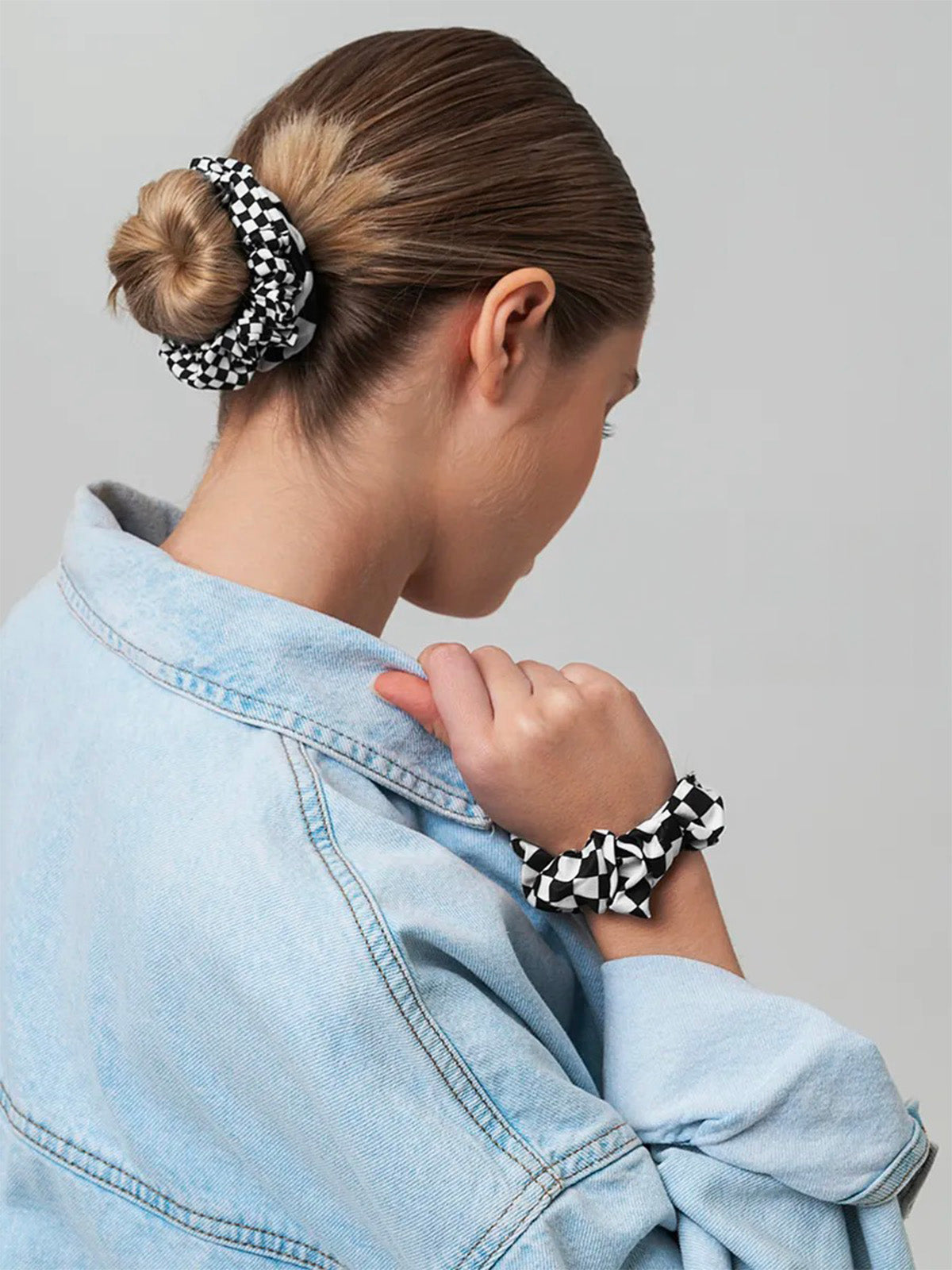 Chouchou cheveux femme, chouchou tissu noir blanc, élastique cheveux large, accessoire coiffure tendance, lot 3 scrunchies, modèle Wenzie