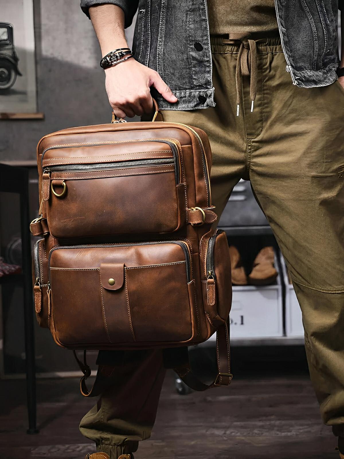 Sac à dos de voyage en cuir, aux finitions travaillées pour le style, modèle Ulric