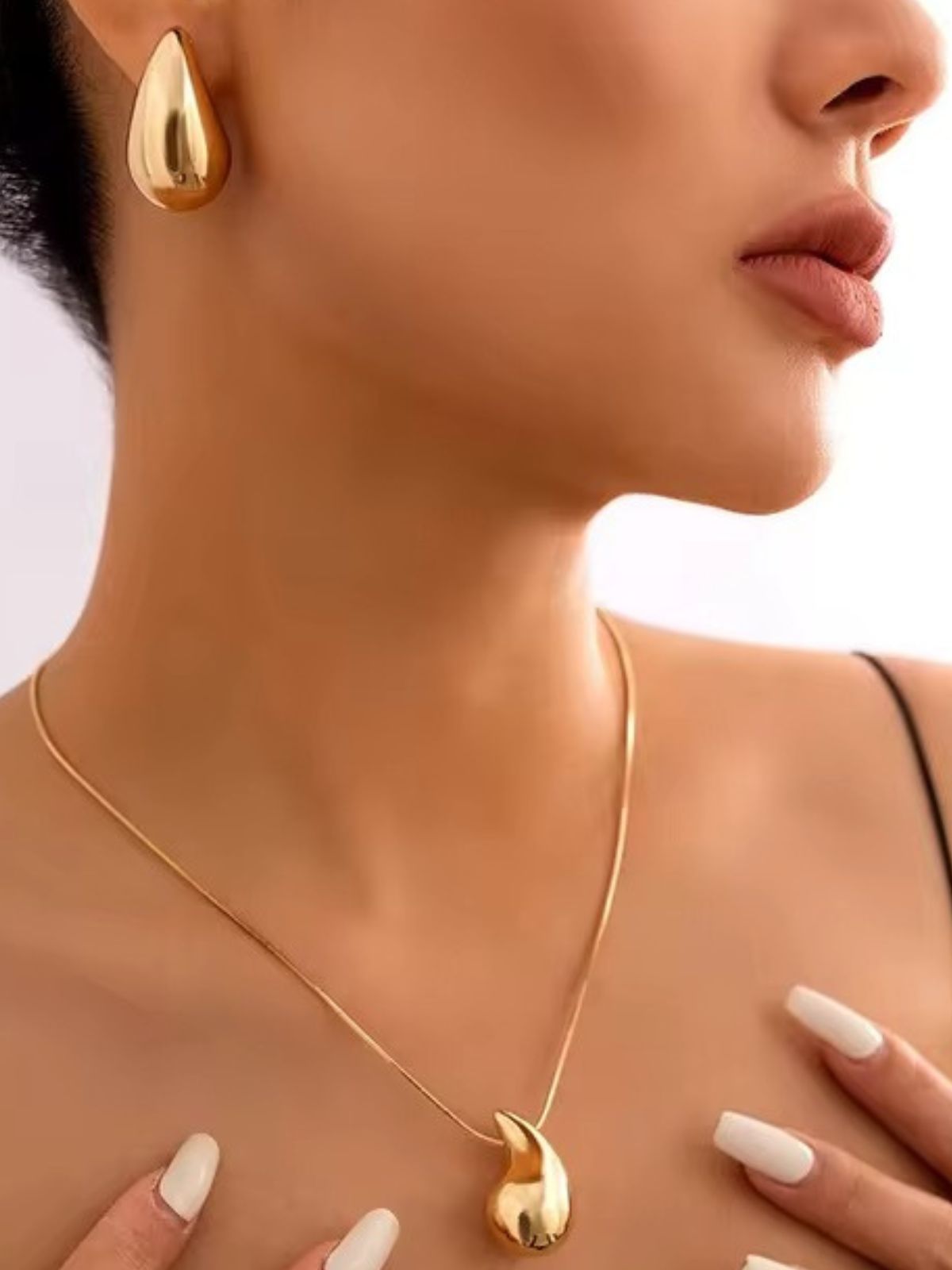 Water drop pendant necklace, snake bone chain, minimalist style, gold or silver jewelry, Flora model