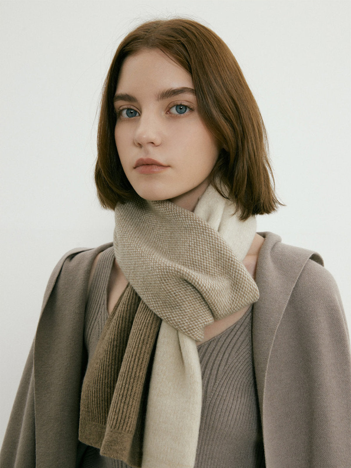 Écharpe femme hiver, design asymétrique, laine douce beige, tricot patchwork moderne, accessoire chaud stylé, modèle Cafrie