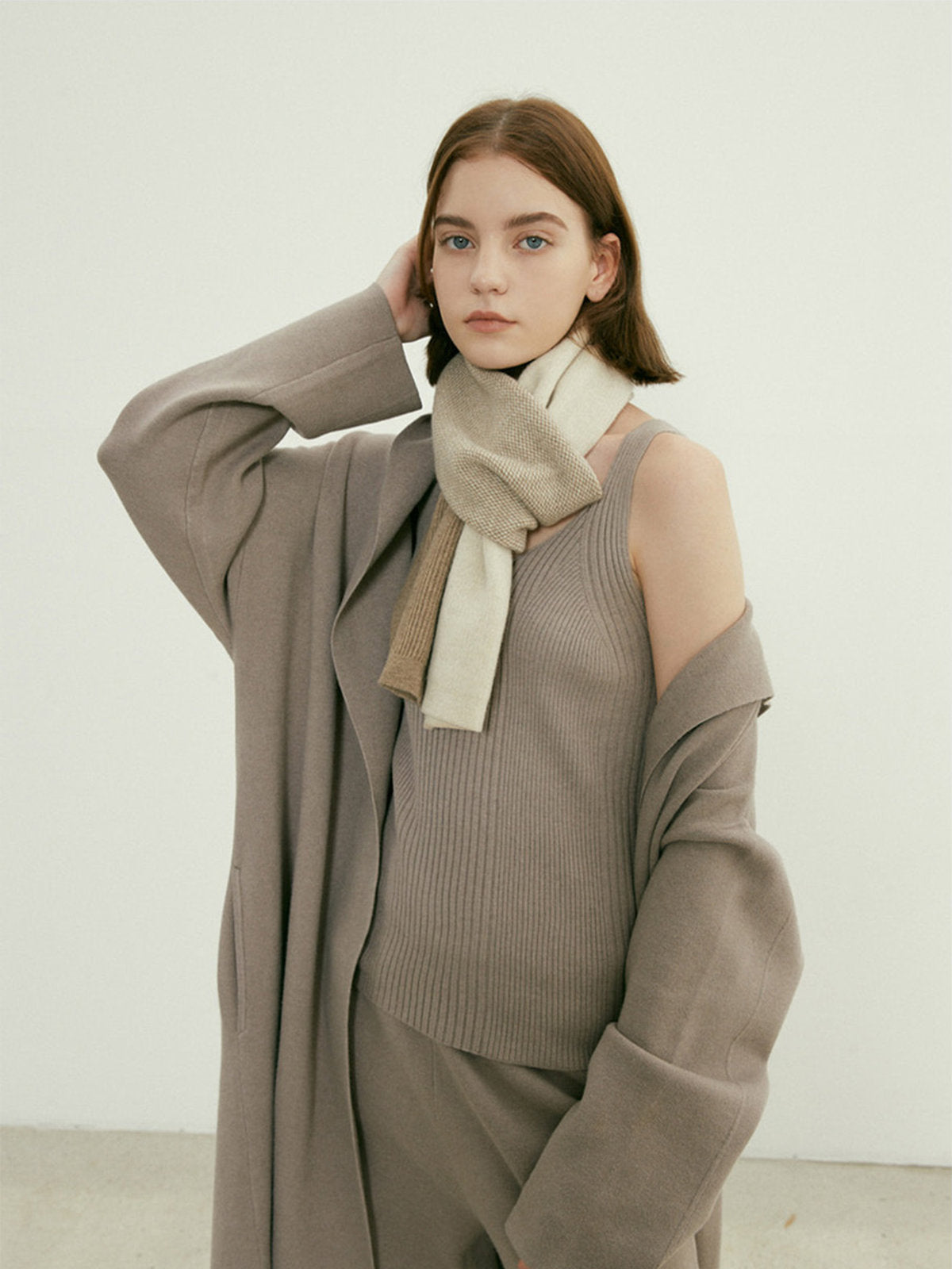 Écharpe femme hiver, design asymétrique, laine douce beige, tricot patchwork moderne, accessoire chaud stylé, modèle Cafrie