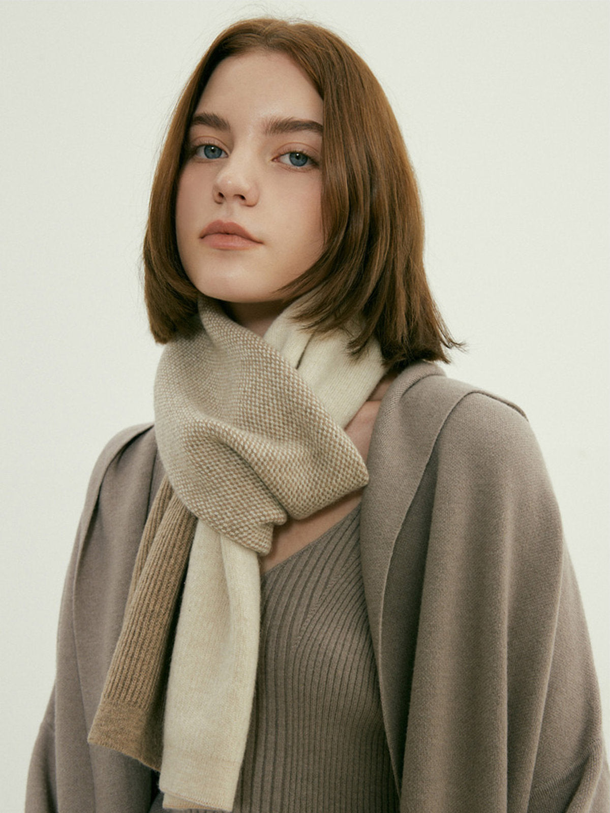 Écharpe femme hiver, design asymétrique, laine douce beige, tricot patchwork moderne, accessoire chaud stylé, modèle Cafrie